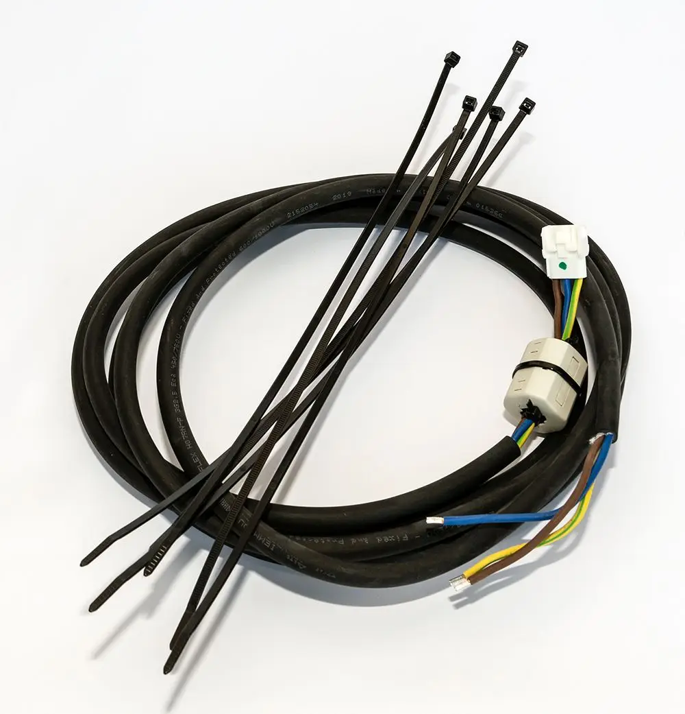 Daikin Anschlusskabel für einen Backup-Heater. Es zeigt mehrere schwarze Kabel mit einem weißen Stecker und isolierten Adern in verschiedenen Farben.